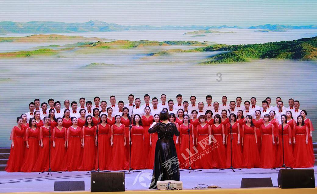 他潇洒地搂着别的女孩走了，你会和他分手吗？游戏画面