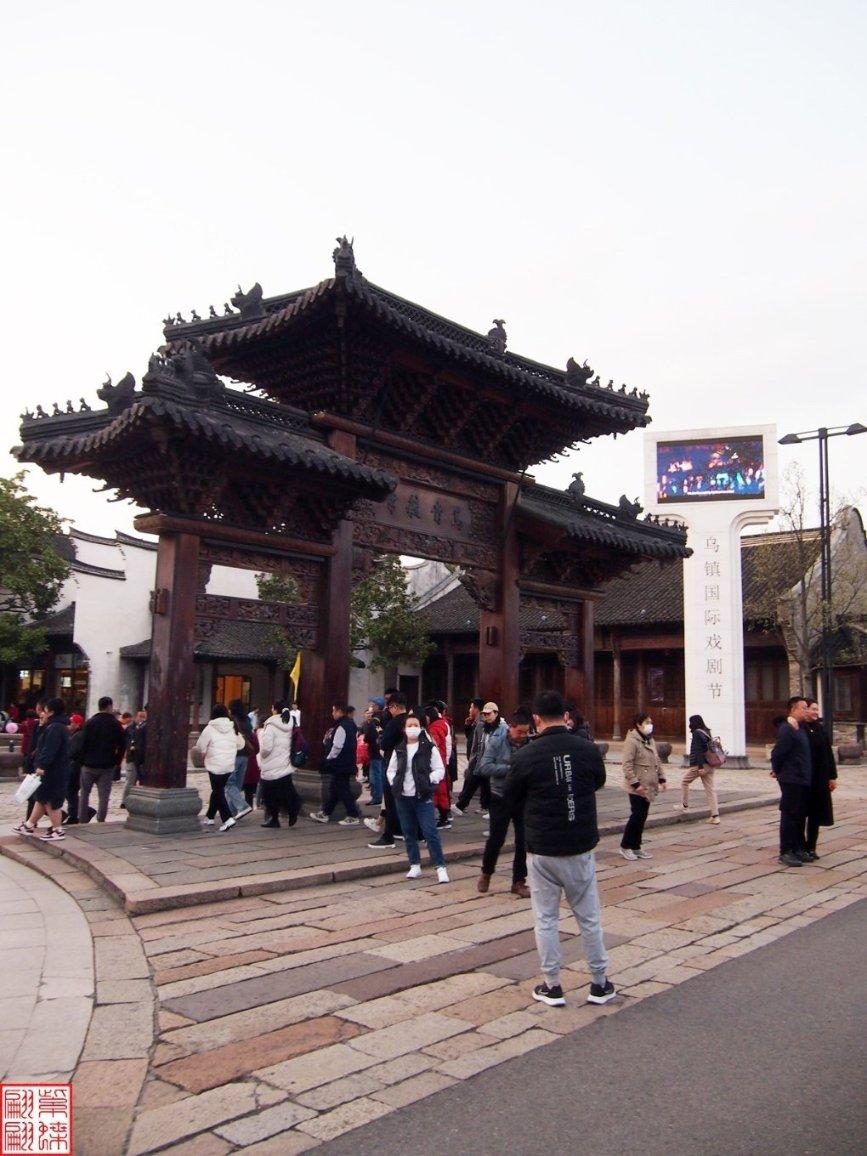 南京紫金山头陀岭现雾凇奇观，吸引大量游客和摄影爱好者前来观赏